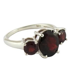 Bague à trois pierres en grenat rouge en argent sterling 925, bijoux en gros, design bohème chrétien, sertissage clos - Product Image 1
