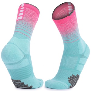 Venta al por mayor Cómodos calcetines deportivos antifricción media pantorrilla que absorbe el sudor Terry calcetines de baloncesto antideslizante abrasión Crew Print - Product Image 5