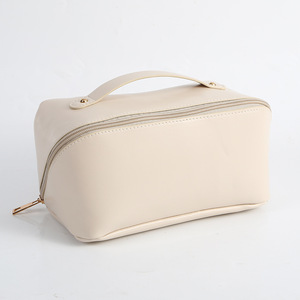Nueva llegada, bolsa de maquillaje de moda con cremallera y diseño de letras, de piel sintética de alta calidad, bolsa de cosméticos portátil grande para viajes. - Product Image 6