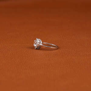 Diamante cultivado en laboratorio con anillo de diamante de corte redondo Diamante lateral de corte redondo Anillo de compromiso cultivado en laboratorio Anillo De Oro Sólido de 14KT para su regalo - Product Image 2