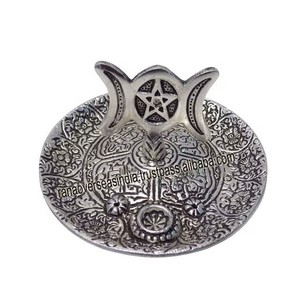 Plaque de brûleur d'encens ronde en métal faite à la main avec pentacle triple lune parfaite pour le yoga et la décoration intérieure disponible en différents modèles - Product Image 2