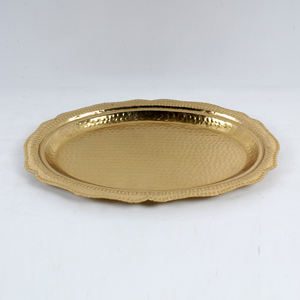 Bandeja de servicio chapada en oro de aluminio de diseño martillado con bandeja de servicio de contorno de diseñador sin asas - Product Image 1