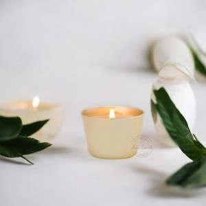 Bougie parfumée en métal avec couvercle, finition martelée élégante, plusieurs mèches, lueur chaude pour une décoration intérieure relaxante et des cadeaux. - Product Image 5