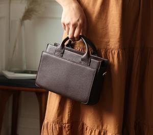 Sac bandoulière mini pour femme en cuir marron chocolat avec fermeture éclair, style sacoche, sangle large réglable, résistant à l'eau - Product Image 2