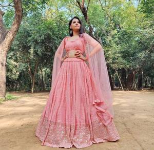 Magnifique Lehenga Choli rose avec dupatta, prêt-à-porter, de créateur indien, pour les fêtes, avec broderies et sequins. - Product Image 6