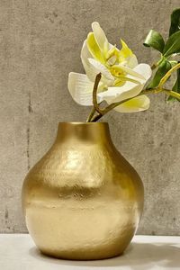 Vase à fleurs en fer fait main de qualité design avec finition dorée pour vase de table décoratif côtier traditionnel ou moderne - Product Image 6