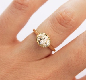 Elegante anillo solitario de moissanita de corte ovalado de 1,75 CT de este a oeste en plata 925 con bisel clásico y banda de catedral - Product Image 3