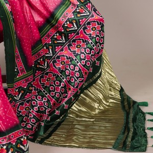 Sari de Seda Gaji Pura de Diseño VASTRA COTTAGE con Estampado Patola, Borlas Lagadi Patta y Blusa de Seda Gaji Estampada Sin Coser a Juego - Product Image 6