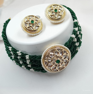 Flor elegante Motipearl & Kundan indio elegante tono dorado tradicional Kundan perla gargantilla collar pendientes conjunto con mujeres y niñas - Product Image 1