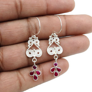 Pendientes clásicos de aspecto elegante de Zirconia cúbica rubí de Plata de Ley 925 para ella, fabricante de joyas de diseño personalizado, exportador indio - Product Image 3