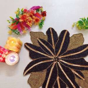 Napperon perlé Chargeur rond fait à la main pour salle à manger de luxe et décor de vacances Pièce unique perlé à la main, napperon, pendaison de crémaillère - Product Image 1