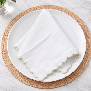 Serviette de table en coton beige de luxe avec bord festonné pour mariage et réceptions - Product Image 1