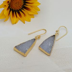 Dua Drusy, Pendientes colgantes triangulares elegantes a la moda para mujer, joyería hecha a mano de aleación de cobre y latón chapado en oro de 18 quilates para bodas - Product Image 4