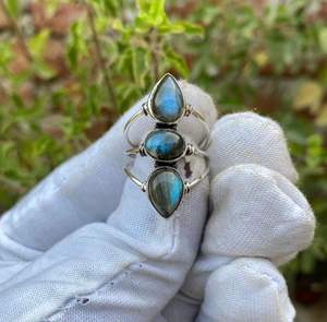 Bague de mariage unisexe en argent 925 fait à la main classique pierre précieuse labradorite naturelle trois pierres coupe ovale poire coupe lunette réglage fête - Product Image 1