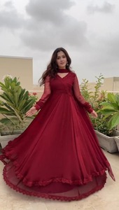 Impresionante conjunto de recepción Net Top Sharara con glamuroso trabajo manual y adornos florales - Product Image 2