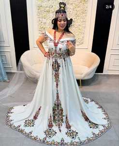 STYLISH-BLANC-ROBE CAFTAN AVEC VOILE DE TRAIL AVEC PERLES DE VERRE EN CRISTAL COLORÉ, PIERRE, PERLE DABKA TRAVAIL POUR Mariage = 2025 - Product Image 1