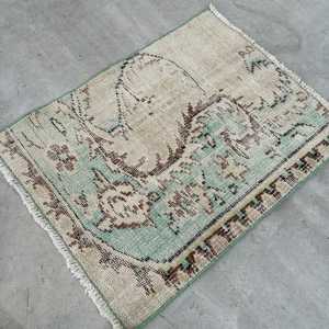 Alfombra Turca Vintage Pequeña de 1.9x2.5 pies, Alfombra de Lana Abstracta Verde Marrón - Product Image 4