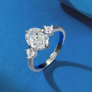 Nuevo Anillo de Compromiso y Matrimonio Clásico de Tres Piedras con Moissanita de 2 Quilates, 7x9 mm, Plata de Ley 925, para Mujer, Regalo, Fiesta - Product Image 1