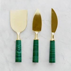 Hermoso Juego de Cortador de Queso con Mango de Mármol Negro y Cuchilla Pulida Mate Dorada, Esparcidor de Mantequilla - Product Image 5