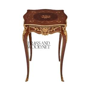 Mesa Auxiliar Cuadrada de Estilo Francés de Lujo con Incrustaciones Florales Intensas y Detalles Ornamentales de Latón Dorado para Decoración de Palacios - Product Image 1