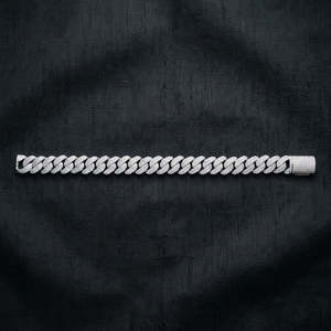 Pulsera de eslabones cubanos de plata de ley con diamantes pavé de corte radiante, cierre cilíndrico, cadena de eslabones tipo curb totalmente engastada, diseño llamativo. - Product Image 1