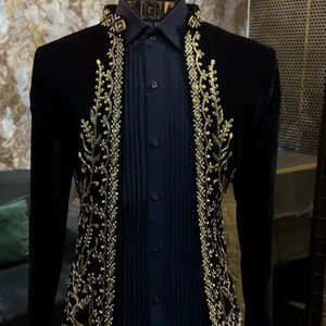 2025 @ Veste, chemise et pantalon noirs brodés personnalisés pour hommes avec perles de verre en cristal ornées, travail de zari à la main en pierre Dabka - Product Image 1
