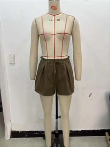 ชุดวอร์ม2025 2ชิ้นสำหรับผู้หญิงชุดกางเกงขาสั้นเสื้อครอปท็อปแบบสั่งทำ - Product Image 4