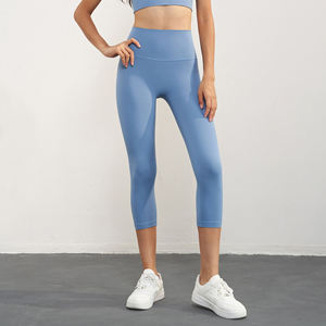 Mallas de yoga Capri de cintura alta 3/4 para mujer con logotipo personalizado, bolsillo trasero suave, sin costura delantera, hasta la rodilla, ajuste cómodo - Product Image 2