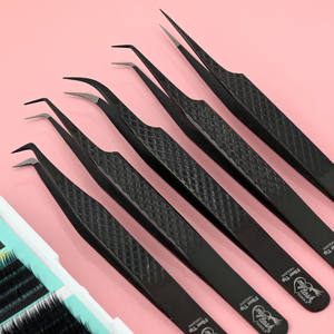 Pinza de Extensión de Pestañas de Acero Inoxidable de Alta Calidad con Punta Curva en Ángulo de 90 Grados y Agarre Plano Negro - Product Image 1