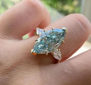 Anillo de compromiso de tres piedras de moissanita con corte Marquesa azul de Plata de Ley 925 - Product Image 2