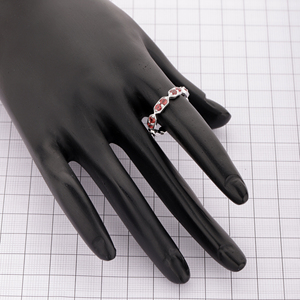 แหวนพลอยโกเมนธรรมชาติสำหรับผู้หญิงจาก Shah Gems ตัวเรือนเงินแท้ 925 ชุบทองคำขาว 18K รูปทรงวงรี ดีไซน์ทันสมัย เหมาะเป็นของขวัญ - Product Image 2