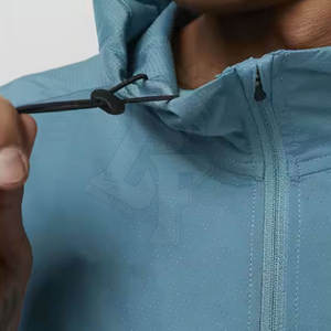 Conjunto de Sudadera con capucha cortavientos ligera para hombre hecho con tela de alta calidad perfecta para capas de aventuras al aire libre y uso diario - Product Image 3