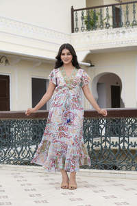 Robe à étages en polyester imprimé numérique bleu pour femmes avec col en V et manches à volants, conçue dans un tissu léger et fluide - Product Image 6