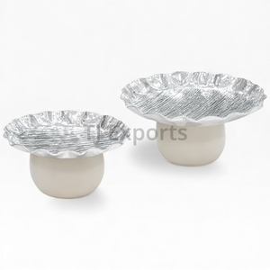 Ensemble de bols à chocolat sur pied à bord ondulé avec base ronde en ivoire pour la présentation de bonbons et de desserts en buffet Unique - Product Image 3