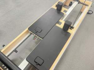 Réformateur de formation réglable multifonction en gros Rail complet deux voies Réformateur de Pilates en bois d'érable massif - Product Image 3