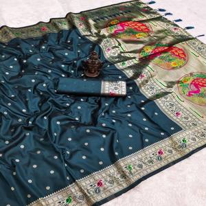 Sari de Seda Banarasi Pura VASTRA COTTAGE con Diseño de Zari Tejido a Mano en Toda la Superficie, Pallu Rico y Blusa con Tejido en Contraste - Product Image 2