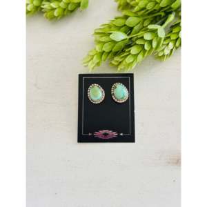 Pendientes de Plata de Ley con Turquesa de la Montaña Sonora Hechos por Navajo, con Engaste de Bisel y Poste - Product Image 1