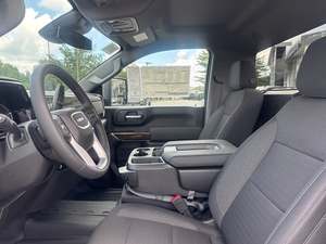 รถบรรทุก GMC Sierra 2500HD SLE รุ่นปี 2025 สีดำ ดีเซล แบบห้องโดยสารปกติ ขับเคลื่อน 4 ล้อ มือสอง พร้อมหลังคาซันรูฟ สตาร์ทเครื่องยนต์จากระยะไกล เบาะหนัง ชุดแต่งออฟโรด R17 X31 - Product Image 6