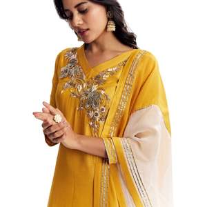 Costume jaune Gotta Work Kurta Sharara en soie russe mariage traditionnel indien et tenue pour femme pour occasion festive - Product Image 4