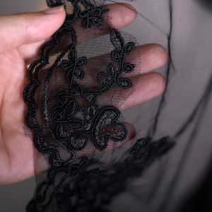 Peineta de Novia Hecha a Mano Bridella V65, Encaje Negro y Malla, Estilo Vintage, Pedrería, Ajuste Cómodo para Bodas, Bailes de Graduación y Eventos Formales - Product Image 6