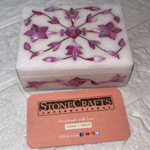 Vente en gros Stonecrafts International Boîte à bijoux florale carrée en marbre rose | Rangement décoratif moderne pour femmes | Gardez les bagues - Product Image 1