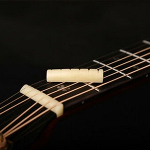 Accessoires de guitare de style vintage en corne de buffle et os, livraison rapide, cordes et médiators pour instruments - Product Image 3