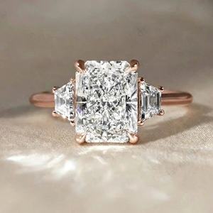 Anillo de Compromiso Vintage de Tres Piedras con Moissanita de Corte Radiante de 4.75 TCW Tishya Diamond en Oro Rosa Sólido de 14K - Product Image 1