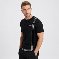 T-shirt en jersey uni noir à manches courtes et col rond pour homme avec bordure contrastante blanche et logo aile, coupe décontractée tricotée, ajustement régulier