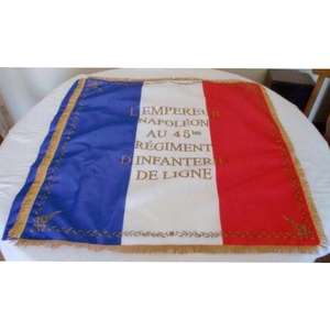 Muestra dos banderas o estándares asociados con el 1er Regimiento de Granaderos de Pie de la Guardia Imperial durante la Época Napoleónica - Product Image 2