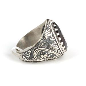 Anillo de Plata de Ley 925 para Hombre con Zirconia Roja en Forma de Lágrima - Engaste de Bisel con Corte Diamante para Uso Diario - Product Image 3