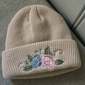 หมวกบีนนี่ปักลายแฟชั่นพร้อมลวดลายตะเข็บที่เป็นเอกลักษณ์สำหรับสไตล์หมวกบีนนี่ปักลายที่อบอุ่นและสะดวกสบาย - Product Image 2