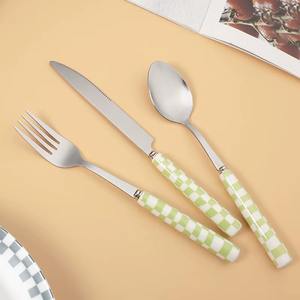 Ensemble de couverts design avec manches en céramique noire et blanche, finition élégante, durable et polie, idéal pour un usage quotidien et pour offrir en cadeau - Product Image 6