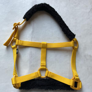 Licou de cheval en nylon de haute qualité avec raccords en plastique durables et rembourrage en fourrure facile à porter et à nettoyer - Product Image 2