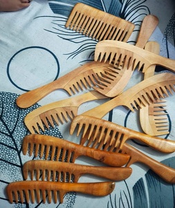 Peine de Madera Natural con Logotipo Personalizado, Peine de Madera de Neem de Dientes Anchos, Hecho a Mano en India, Envío Internacional - Product Image 2